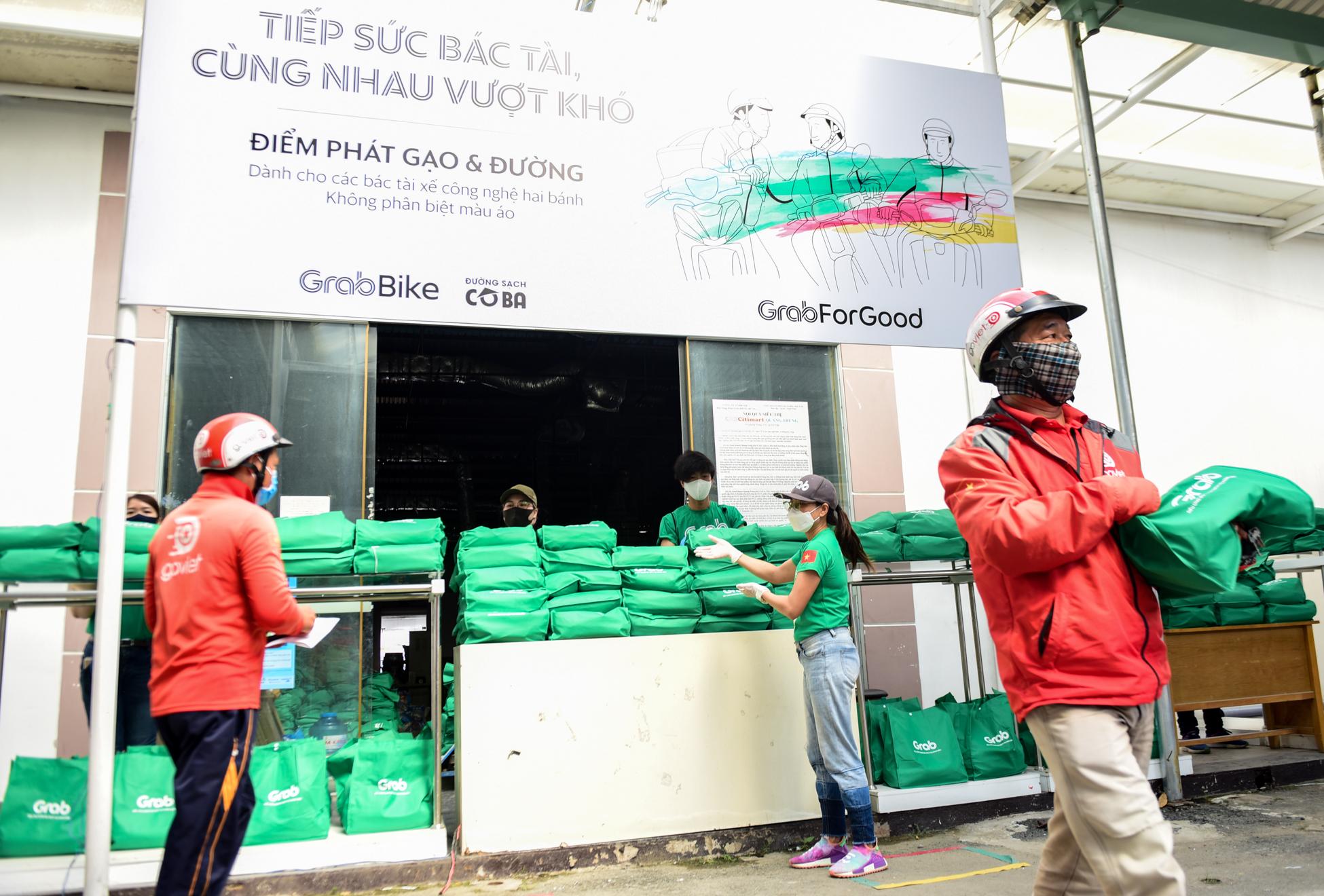 Hàng ngàn phần quà được Grab trao tặng các tài xế công nghệ bất kể màu áo trong mùa dịch