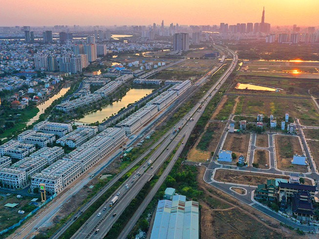 TP.HCM thúc hạ tầng khu đông, bất động sản phất theo