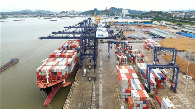 Cảng biển đang đóng vai trò đầu tàu kéo vận tải biển, dịch vụ logistics