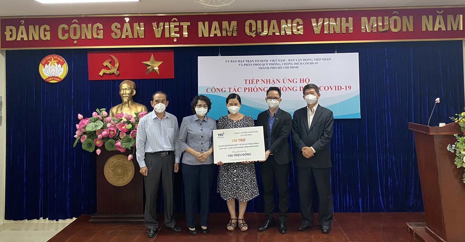 TPHCM tiếp nhận kinh phí và vật tư y tế ủng hộ phòng, chống dịch Covid-19