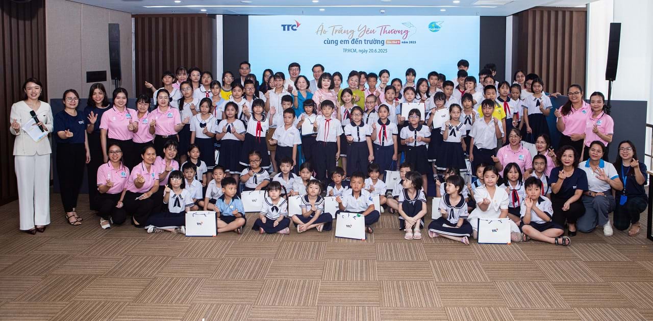 Hơn 330 học sinh nhận học bổng "Áo trắng yêu thương cùng em đến trường" năm 2025