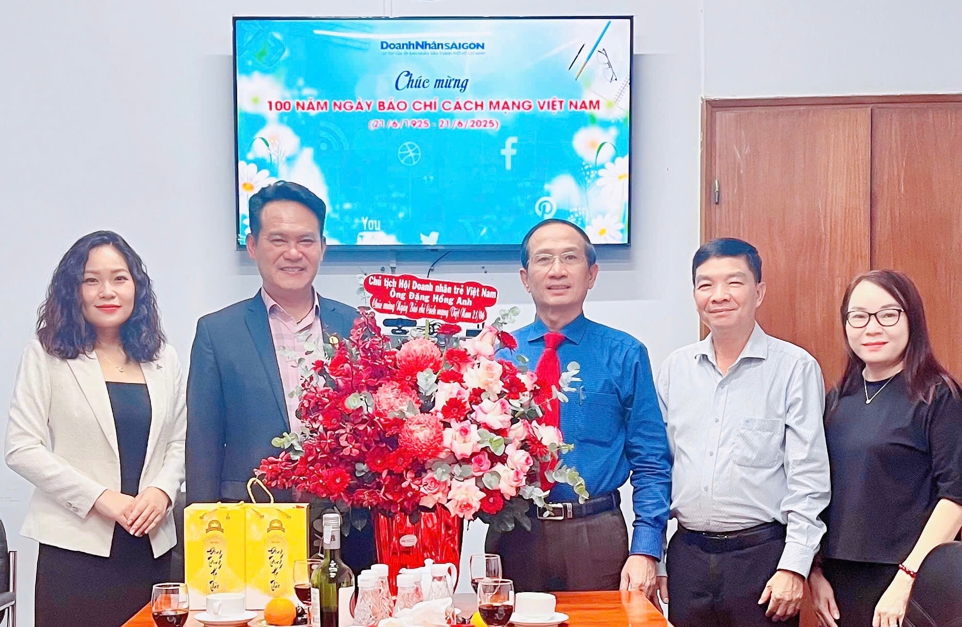 Hội Doanh nhân trẻ Việt Nam chúc mừng Tạp chí Doanh Nhân Sài Gòn nhân dịp 21/6