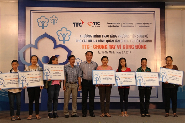 Trao tặng xe máy, máy may, máy ép nước mía... cho các hộ nghèo